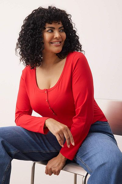 Trendyol Curve Rote, gestrickte, figurbetonte Bluse mit Knopfdetail in Übergröße TBBAW26AF00008