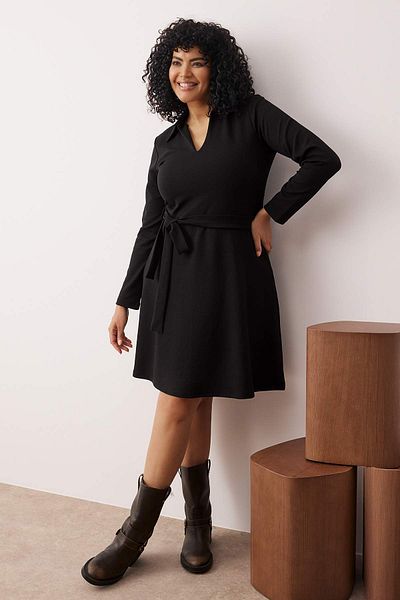 Trendyol Curve Rochie neagră tricotată cu decolteu polo, linie A, mărime mare TBBAW26AH00011