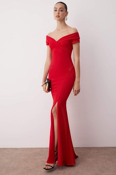 Trendyol Collection Rotes Carmen-Kragen-Fischschnitt-Maxi-Chic-Abendkleid für den Abschlussball TPRSS25AE00191