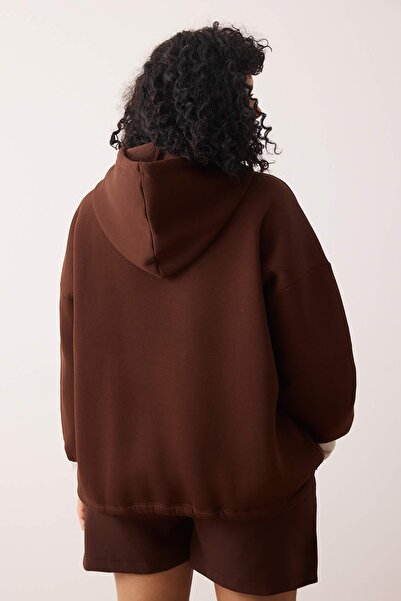 Trendyol Curve Mikina Plus Size Rib Detailed Brown Slogan - Oversize límec Tbbaw25Ao00033