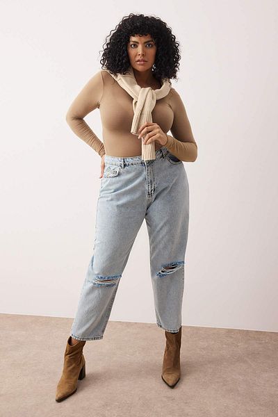 Trendyol Curve Светло сини дънки с висока талия Destroy с детайлни кройки Mom Fit TBBSS23CJ00019