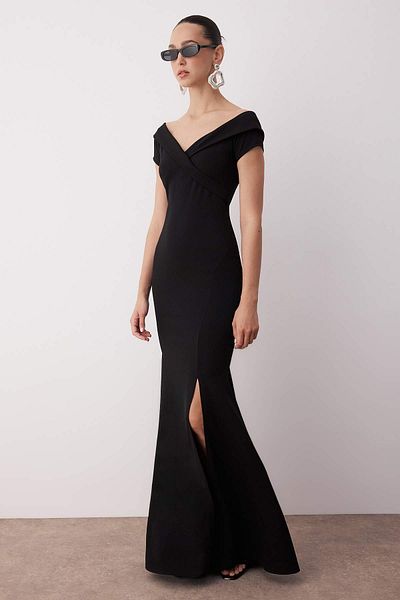 Trendyol Collection Schwarzes Maxi-Abendkleid mit Carmen-Kragen und Fischschnitt, stilvolles Abendkleid für den Abschlussball TPRSS25AE00191