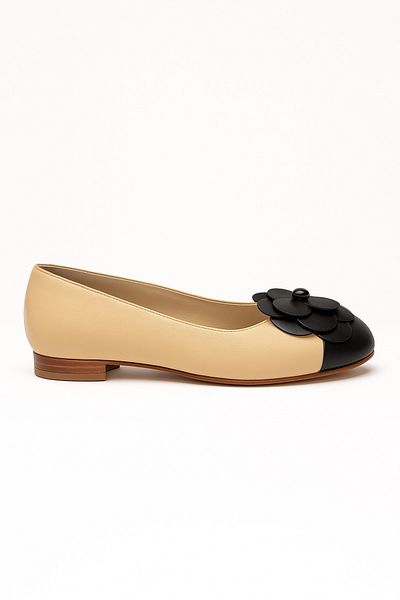 Deriderim Beige Leather Ballerinas with Flower Detail