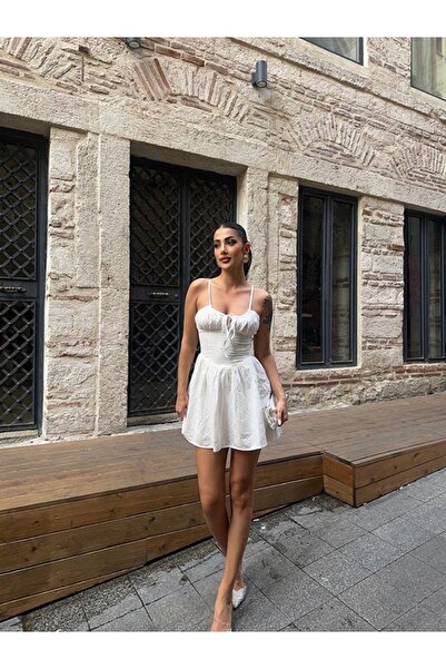 Enie فستان نسائي قصير بتصميم مشد أبيض وتفاصيل ربط ومبطن بالكتان وحزام مموج