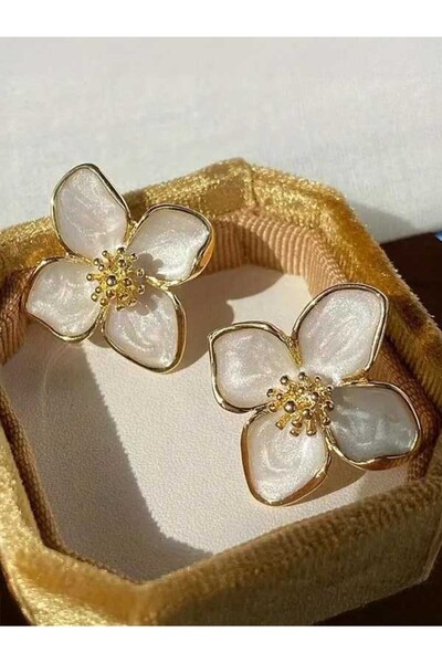 Bujiteri Vintage Four Leaf Flower Enamel White Women's Earrings, Stainless Steel Nail Earrings, Ideal Gift