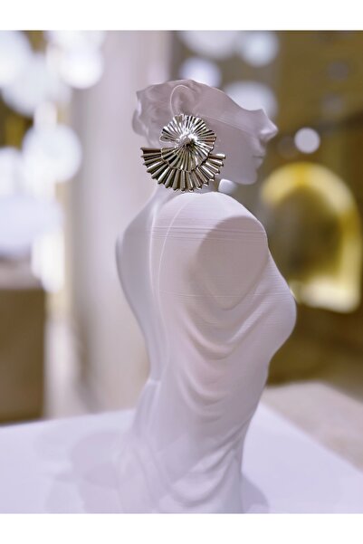 GIFTPALACE Kadın Gümüş Renk Fırfır Form Metal Küpe – Işıltılı Modern Tasarım 1 Çift