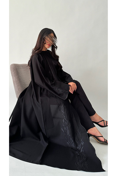 outline عباية سوداء بأكمام واسعة وتطريز أنيق