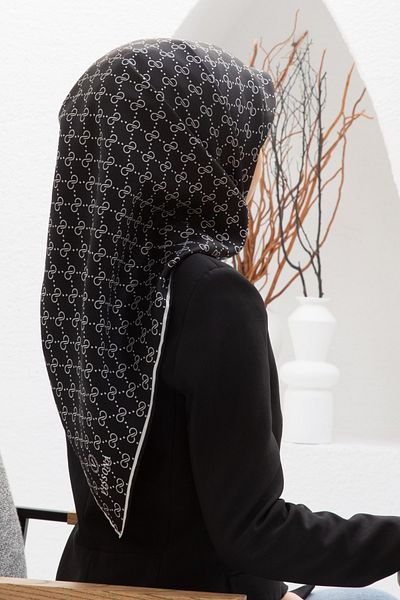 Vissona 100% Twill Silk Geometric Pattern Μαύρο - Λευκό Χρώμα 90x90 Φουλάρι Σχήμα Ραπτικής: Ράψιμο στο χέρι