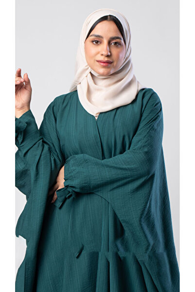 outline Green abaya bisht with distinctive sleeves