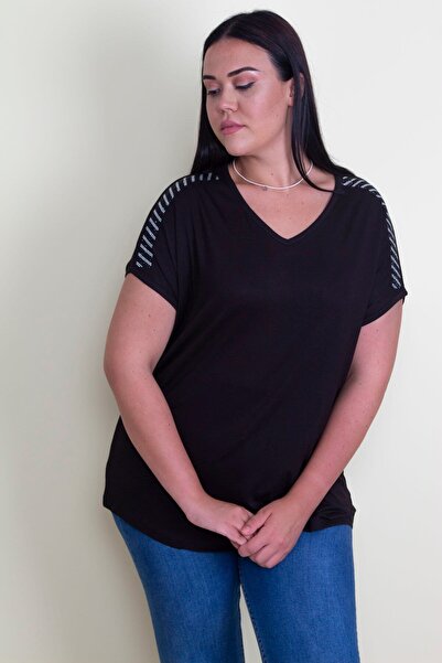 Şans Γυναικεία μπλούζα μεγάλου μεγέθους μαύρη με λαιμόκοψη V με πέτρινη λεπτομέρεια στους ώμους 65n25734