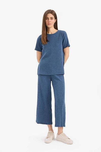 DeFacto Regular Fit 2-Piece Wrinkle Suit Short Sleeve T-Shirt Flexible Waisted Capri Bottom F1475Ax25Sp