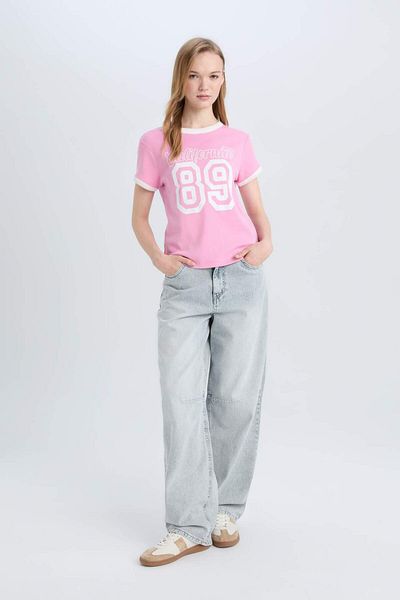 DeFacto Bedrucktes, geripptes T-Shirt mit Rundhalsausschnitt – kurze Ärmel, normale Passform E0675AX25SM