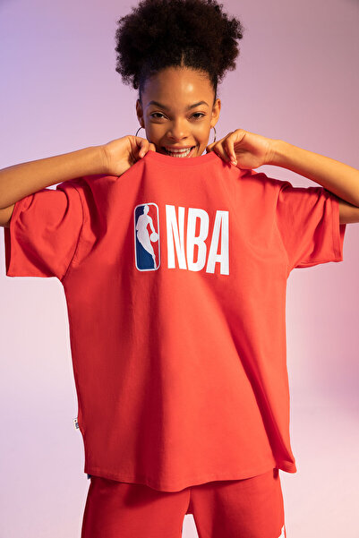 DeFacto DeFactoFit NBA Wordmark Oversized Weites Passform Bedrucktes Kurzarm-T-Shirt V9082AZ25SP
