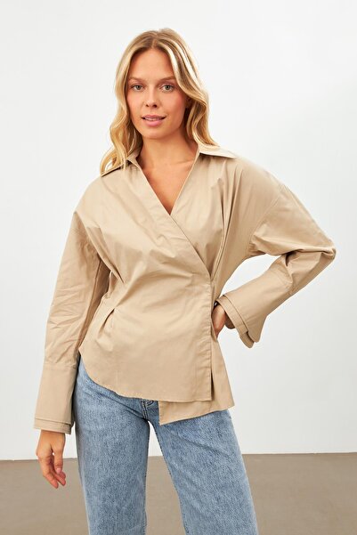 Setre Bej Belden Detaylı Asimetrik Kapamalı Uzun Kollu Geniş Kesim Gömlek