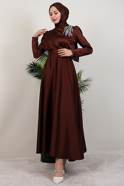GİZ AGİYİM Rochie de seara din satin de culoare maro - Detaliu de piatra pe umar