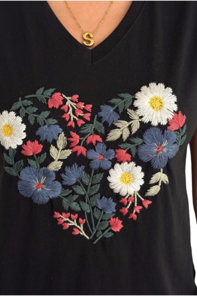 Cassime تي شيرت نسائي أسود اللون مطرز بالزهور 100% قطن برقبة على شكل حرف V