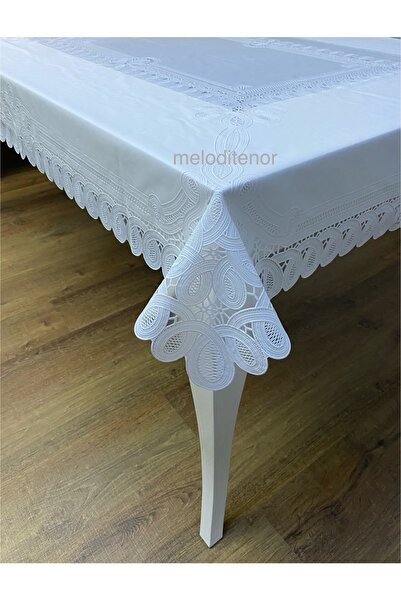 TNR مفرش طاولة من قماش PVC فاخر سميك غير قابل للانزلاق مع حواف سلسلة منقوشة بالدانتيل (منتج أصلي)