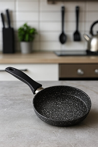 BEYZANA 14 cm Yuvarlak Döküm Mini Tava, Yağ Eritme Tavası, Sos Tavası