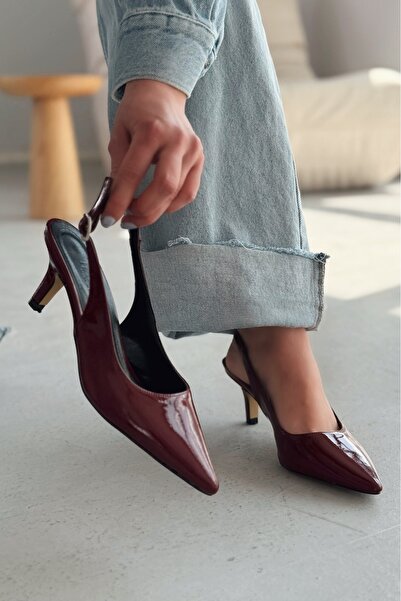 I Love Shoes حذاء نسائي من تايلور مصنوع من الجلد اللامع باللون الأحمر الداكن ...
