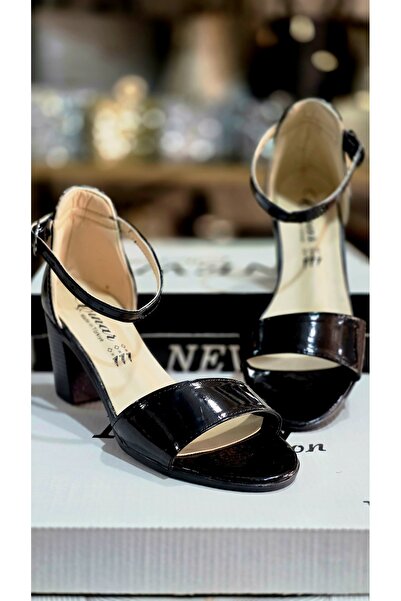 trendnisa صندل نسائي بكعب سميك وحزام واحد من الجلد اللامع