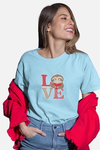 ArtYus تي شيرت نسائي بأكمام قصيرة ورقبة دائرية وطبعة LOVE11