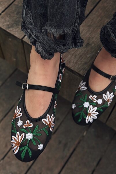 I Love Shoes حذاء باليه شبكي أسود مطرز من كريسول