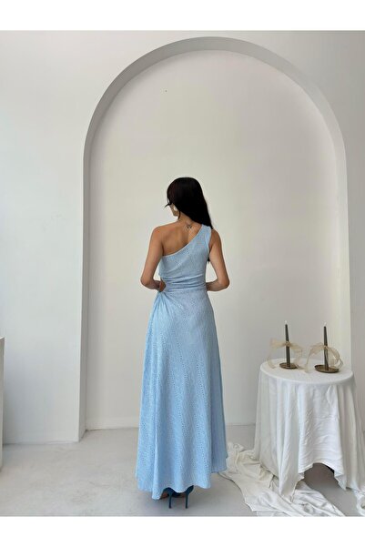 Serica Moda Μπλε φόρεμα με δαντέλα με έναν ώμο με λεπτομέρεια παραθύρου