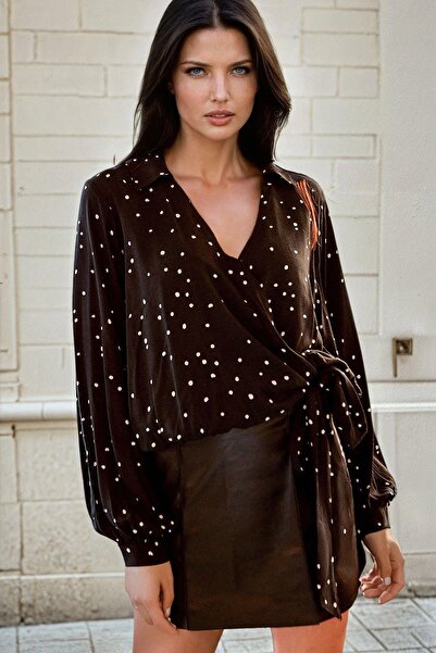 NEW LAVİVA Siyah Kruvaze Yaka, Puantiyeli, Bağlama Detaylı Bluz