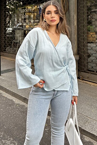 NEW LAVİVA Bluză pentru damă Baby Blue - guler dublu, cravată în cruce, mâneci evazate, muselină liberă