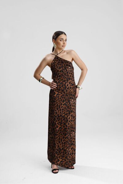 GACA COLLECTION SANDRA فستان سهرة من الساتان بطبعة الفهد مع ياقة غير متماثلة