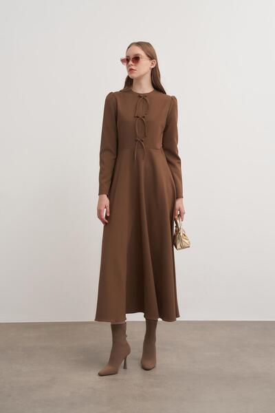 Line By Touches فستان مزين بفيونكة