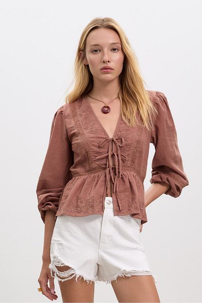 Stradivarius بلوزة فضفاضة مطرزة بعقدة