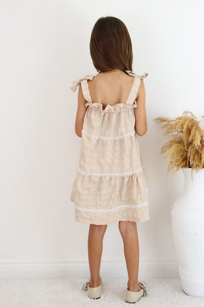 FESSHERA KİDS 🌿 Памучна рокля с волани и панделка за момиче – панделка, многопластови волани, дантелени детайли 🌿