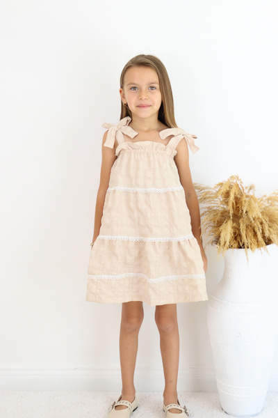 FESSHERA KİDS 🌿 Памучна рокля с волани и панделка за момиче – панделка, многопластови волани, дантелени детайли 🌿