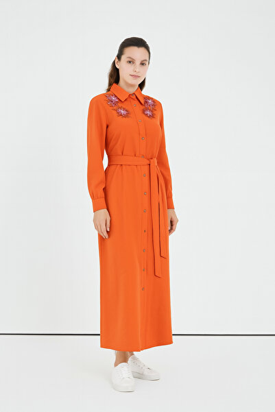 Doque 63065 GÖMLEK YAKA ÖN KISMI BONCUK VE ÇİÇEK İŞLEMELİ BOYDAN DÜĞMELİ CEPLİ BELİ BAĞLAMALI ELBİSE #04