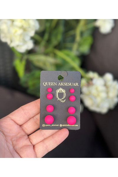 QUEEN AKSESUAR مجموعة أقراط كبيرة الحجم من الجلد السويدي غير اللامع مرصعة باللؤلؤ باللون الوردي الفوشيا الفسفوري