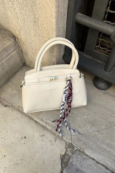 LEONAS Geantă de mână și de umăr pentru femei cu detaliu curea și accesorii Simon White