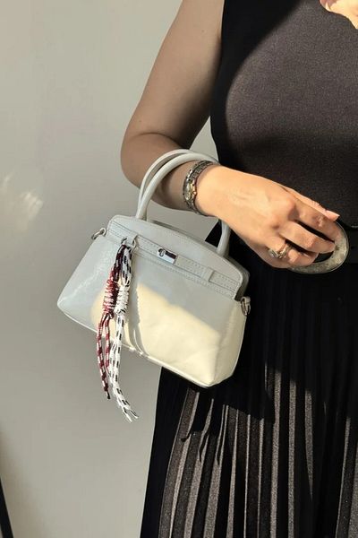 LEONAS Geantă de mână și de umăr pentru femei cu detaliu curea și accesorii Simon White