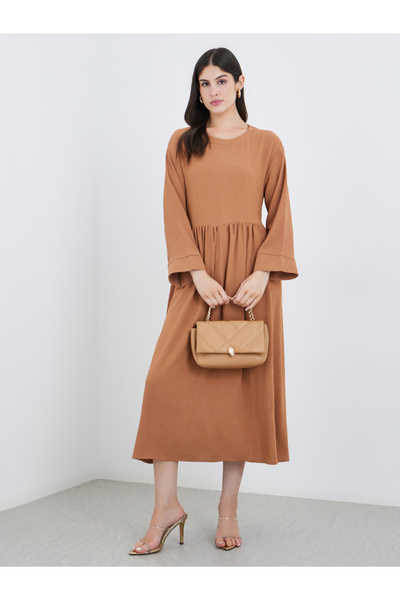 Styli فستان متوسط الطول من الكريب المجعد بتفاصيل مجمعة