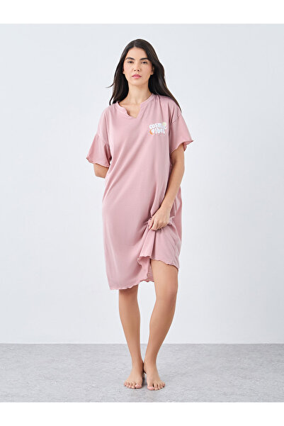 Styli فستان نوم تي شيرت برقبة مفتوحة وأكتاف منسدلة من Cosmic Vibes