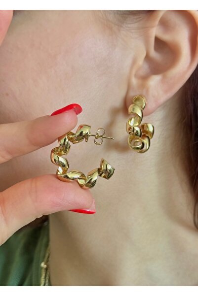 Home إكسسوارات سيهرا أقراط دائرية موديل ملتوي أقراط ذهبية اللون