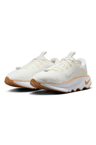 Nike حذاء المشي نسائي باللون البيج من Motiva DV1238-107