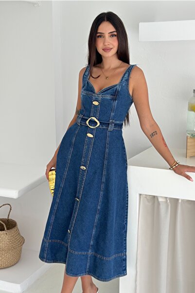 FEMELLE Altın Tokalı Kemerli Askılı Kot Elbise – V Yaka, Düğmeli, Cepli Midi Jean Elbise