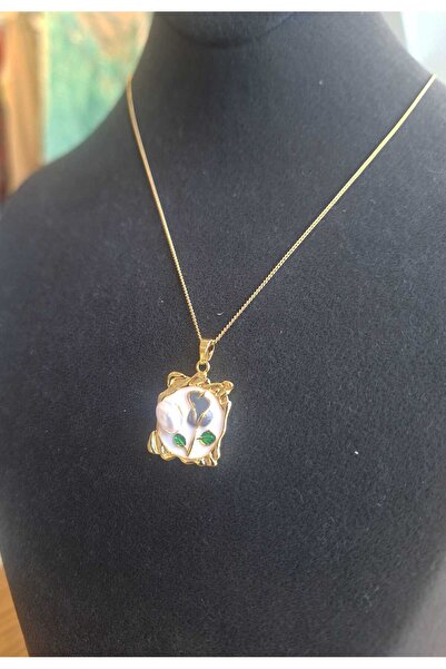 OLEN Elegant Gold Necklace with Enamel Pearl Detail – Flower and Leaf Design with Gold Frame