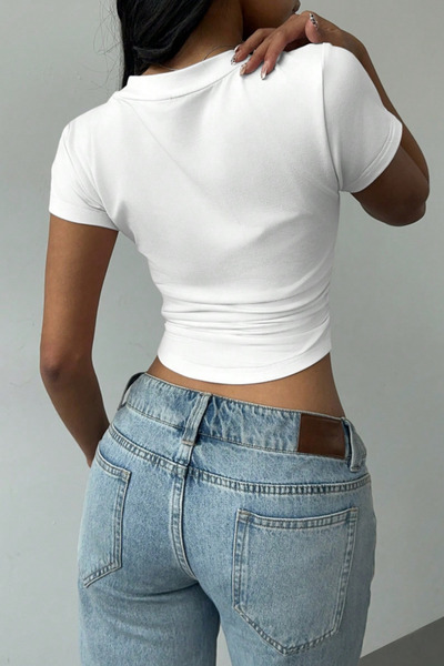 Tarz Cool Γυναικείο λεπτό μπλουζάκι με λευκή οβάλ φούστα με λαιμόκοψη