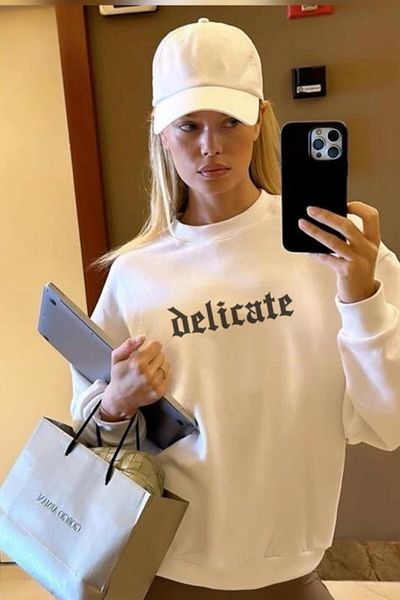 The Champ Clothing Hanorac oversize alb delicat scris pentru femei – imprimeu gotic, stil casual de oraș