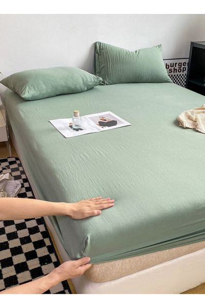 LUNA HOME 3pc Set: single-size fitted bedsheet and two pillowcases, washable cotton in a light green color.