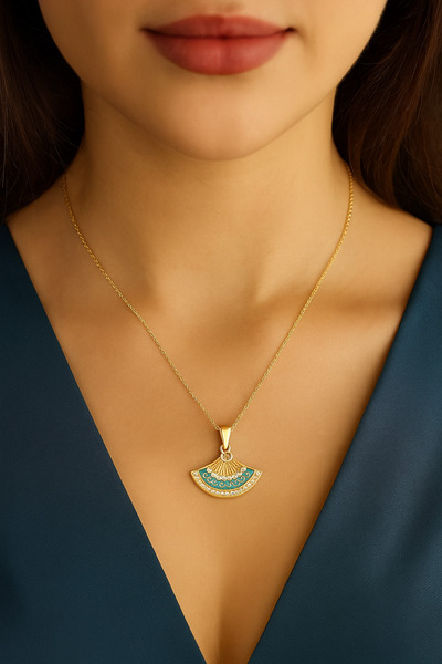 Lorvia قلادة مروحة من حجر الزركون الذهبي المينا باللون الأزرق من الفولاذ للنس...