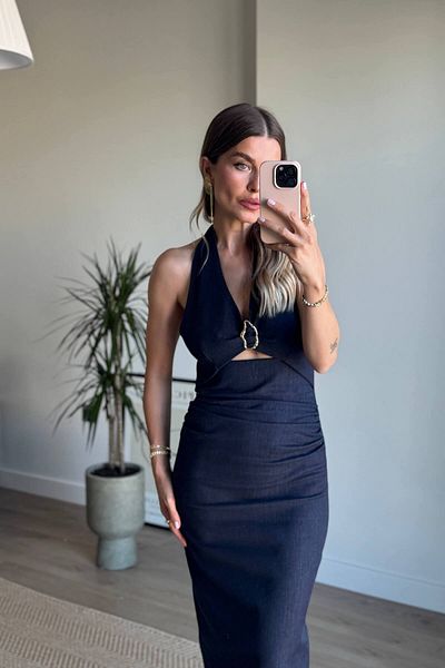Sue Store Λεπτό τζιν φόρεμα με λεπτομέρεια παραθύρου με αγκράφα