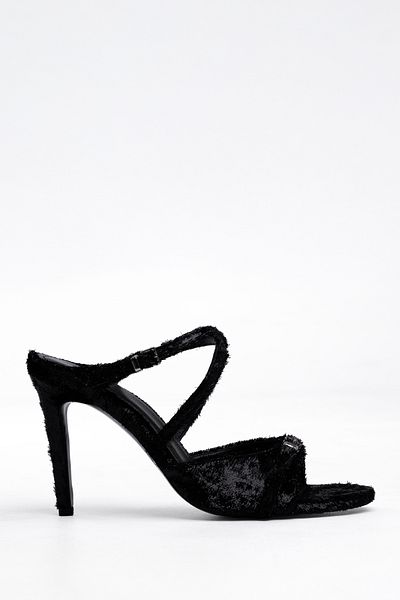 Tasarım Seria Velvet Noir – Pantofi de seară negri cu toc subțire, cu bandă încrucișată, textura lucioasă catifelată